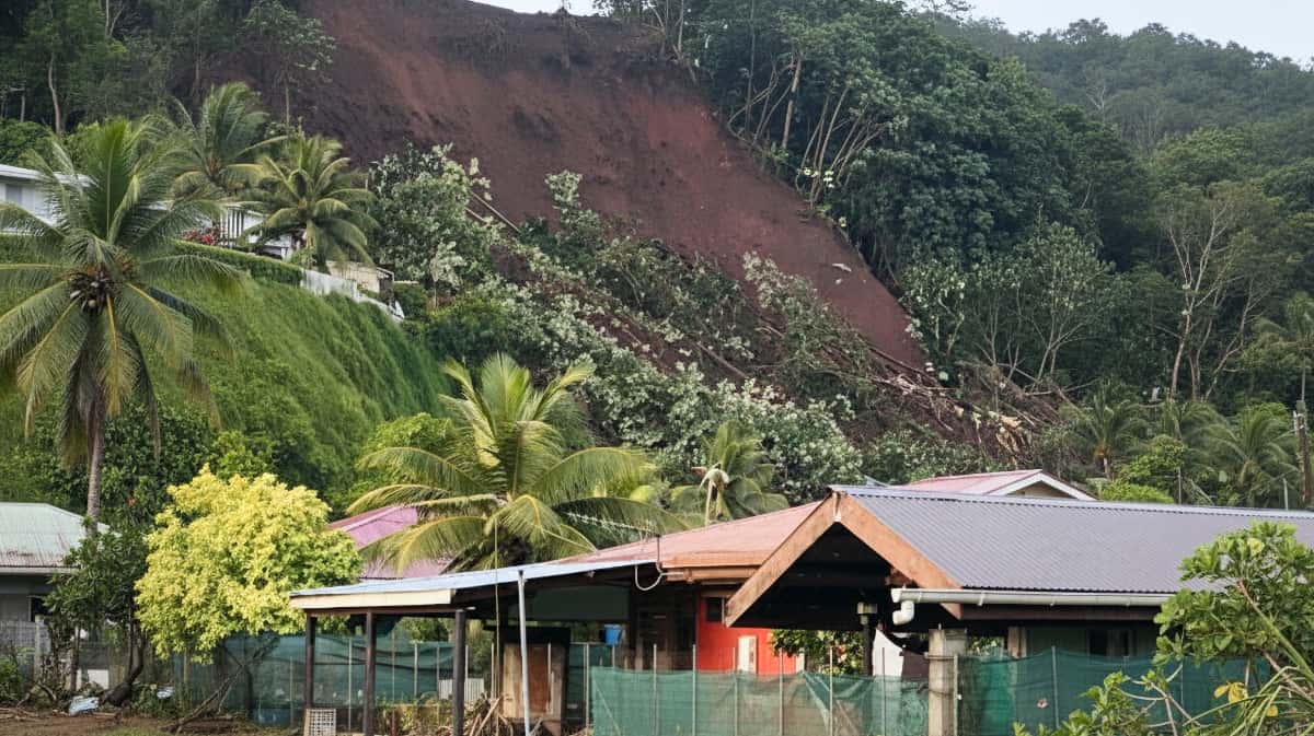 Maisons d&rsquo;Afaahiti au pied d&rsquo;un versant partiellement effondr&eacute; apr&egrave;s un glissement de terrain &agrave; Tahiti