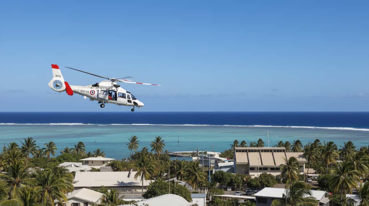 H&eacute;licopt&egrave;re de secours survolant le littoral de Tahiti apr&egrave;s un glissement de terrain &agrave; Afaahiti