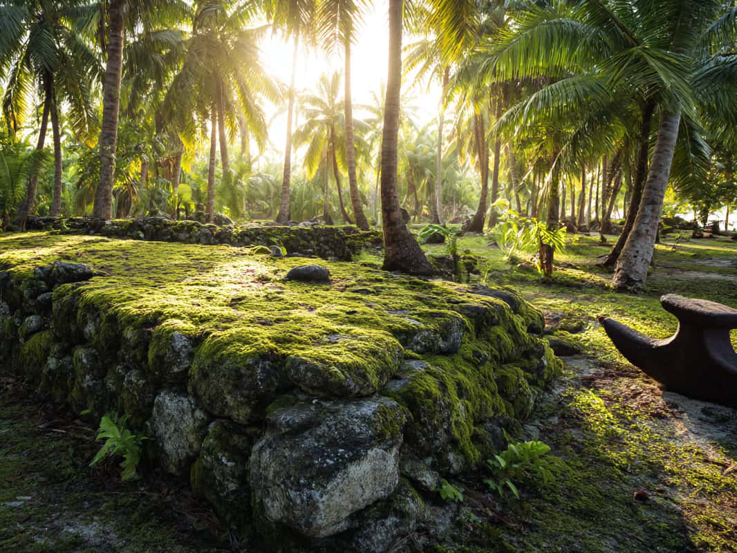 Vestiges archéologiques : marae, plateformes de danse, ancre en basalte