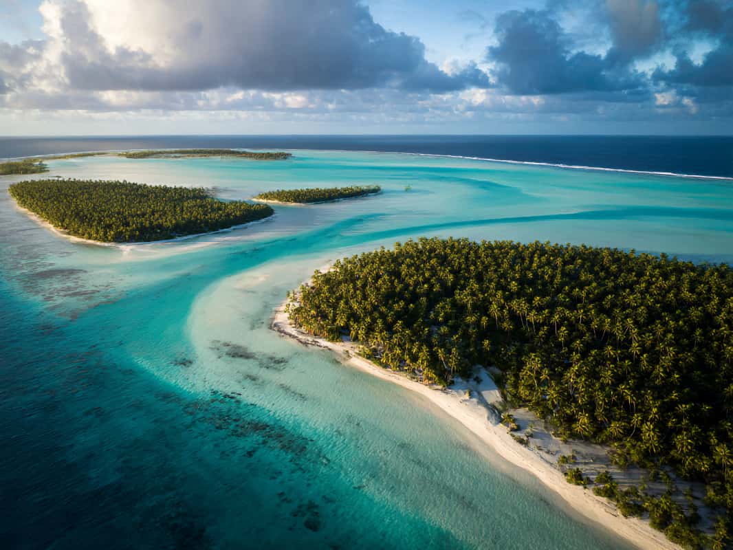 Photographies aériennes de l’atoll et de ses motu