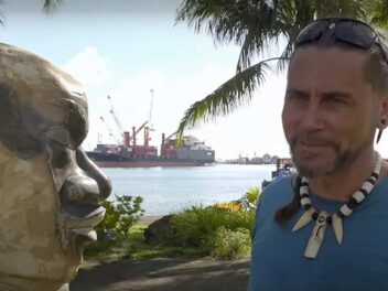 Teva Victor installe une sculpture monumentale dans les jardins de Paofai