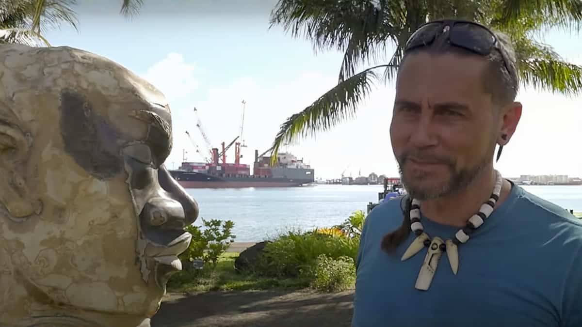 Teva Victor installe une sculpture monumentale dans les jardins de Paofai