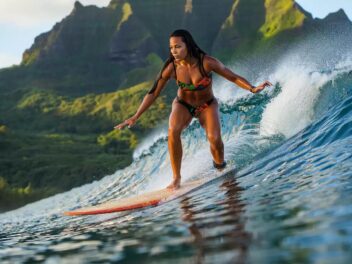 Les femmes et le surf à Tahiti, une révolution en marche